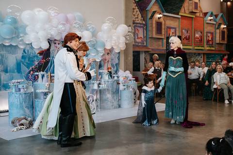 Apresentação de Frozen durante o aniversário de 3 anos da Zoe'