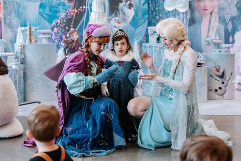 Zoe brincando durante sua festa de aniversário com tema Frozen'
