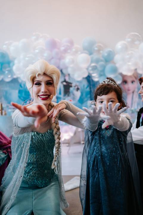 Zoe participando das brincadeiras durante sua festa de 3 anos'