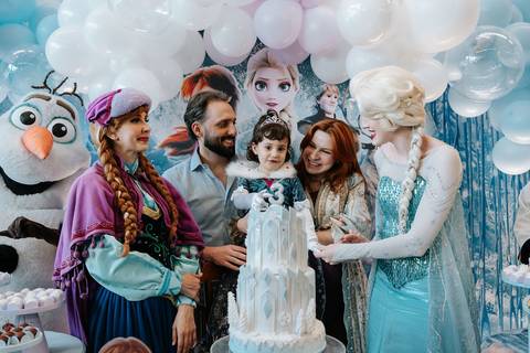 Zoe e sua família durante comemoração de aniversário infantil '