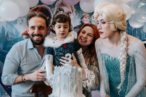 Zoe comemorando seus 3 anos em festa com tema Frozen'