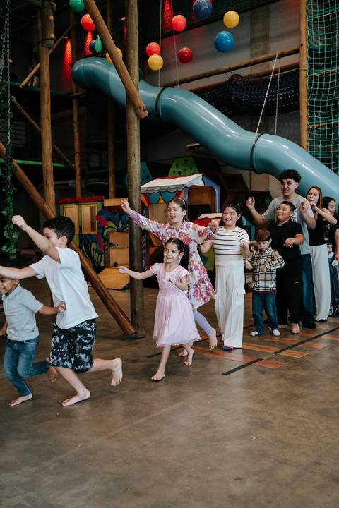 Crianças se divertindo em festa infantil com tema Frozen'
