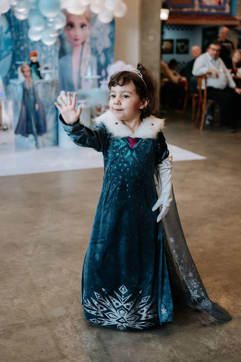 Zoe acompanhando a apresentação especial de sua festa de aniversário'