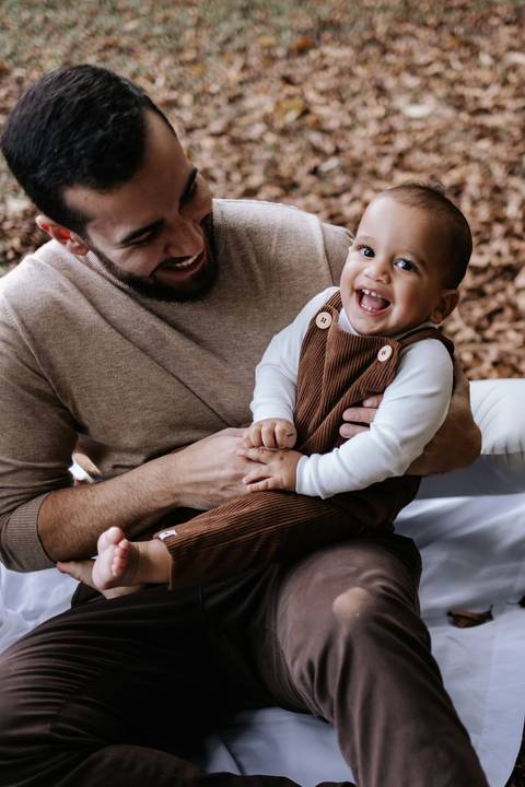 Matheus brincando com Rafael durante ensaio de 1 ano no parque'