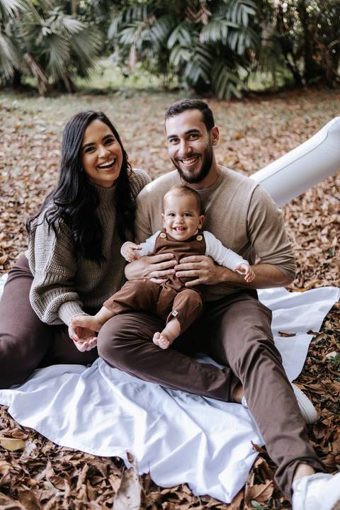 Rafael com os pais durante ensaio de 1 ano em meio à natureza'