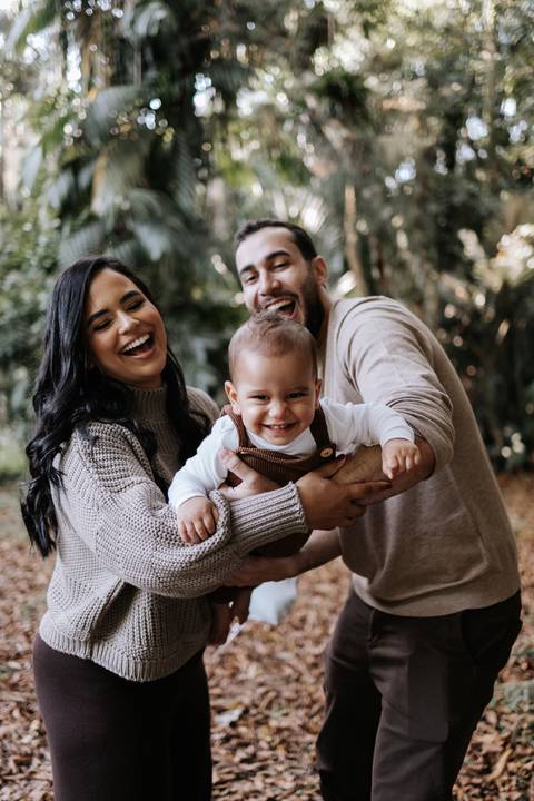 Pais brincando com Rafael durante ensaio de aniversário de 1 ano'