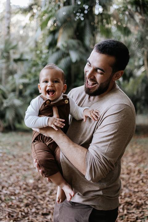 Rafael sorrindo com o pai durante ensaio externo'