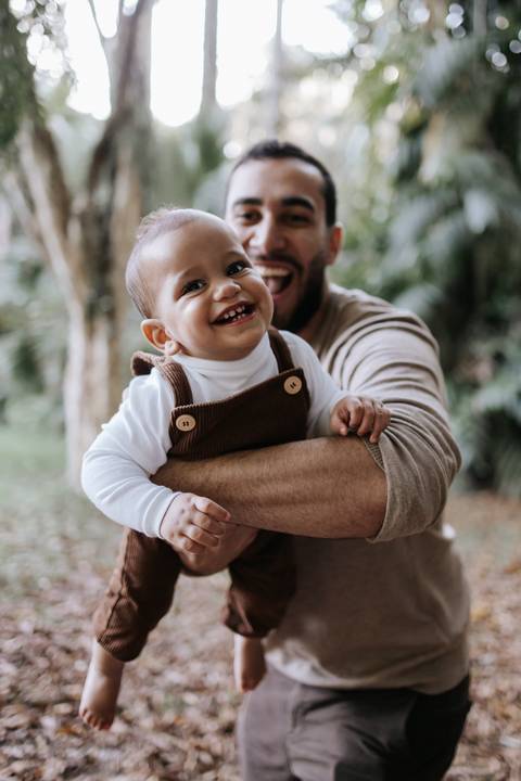 Matheus brincando com Rafael durante ensaio de 1 ano no parque'