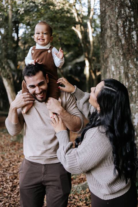 Gabriele e Matheus brincando com Rafael durante ensaio de 1 ano'