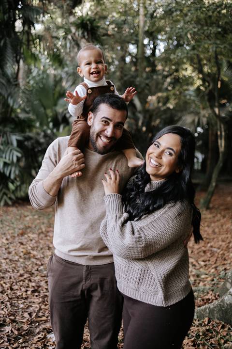 Rafael sentado nos ombros do pai durante ensaio fotográfico de 1 ano'