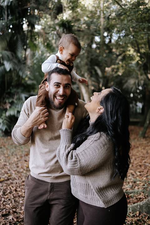 Família reunida com Rafael no colo durante ensaio de aniversário'