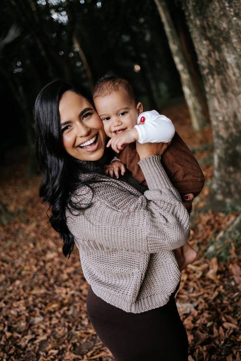 Mãe abraçando Rafael durante ensaio de 1 ano em meio à natureza'