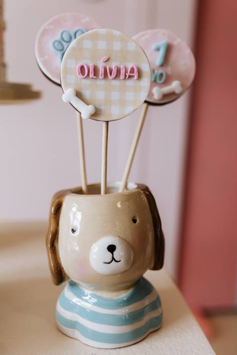 Detalhe de um enfeite em formato de cachorrinho usado na decoração da festa de 1 ano da Olívia.'