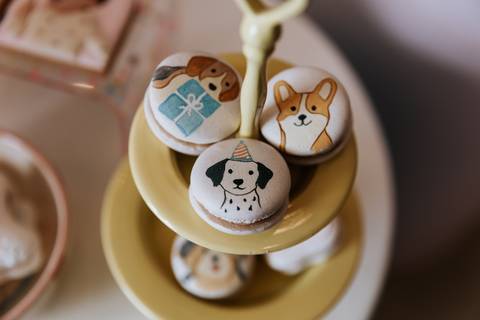 Doces personalizados em formato de cachorrinhos decoram a mesa da festa de 1 ano da Olívia.'