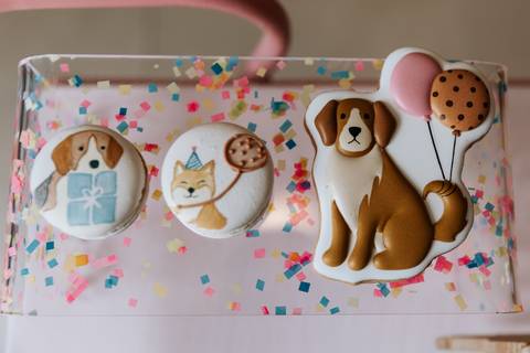 Bolo e doces personalizados com diferentes cachorrinhos durante a festa de 1 ano da Olívia.'