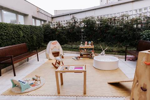 Espaço externo preparado com brinquedos e atividades infantis para os convidados da festa de 1 ano da Olívia.'