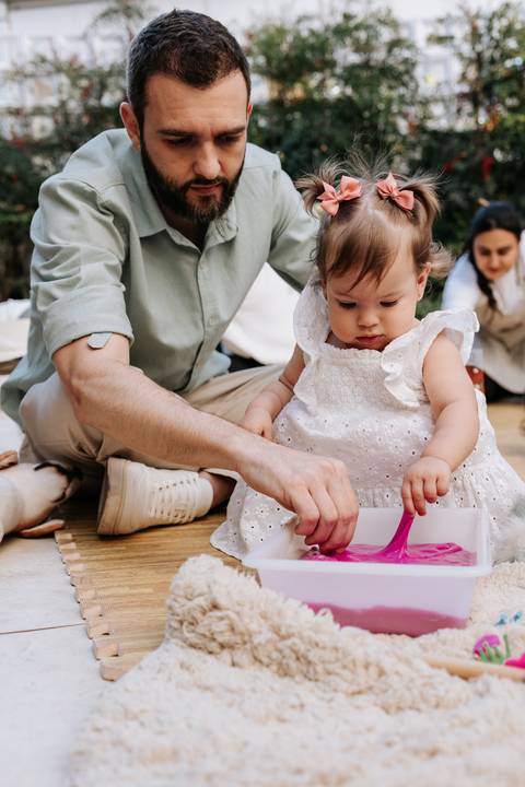 Olívia brincando ao lado do pai festa de 1 ano'