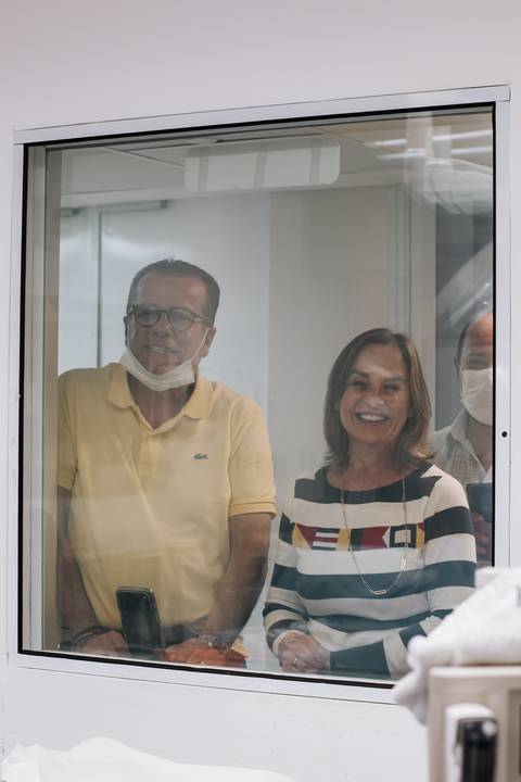 Familiares acompanham a expectativa pelo nascimento de Maria Clara através do vidro da maternidade, compartilhando a emoção desse momento especial.'