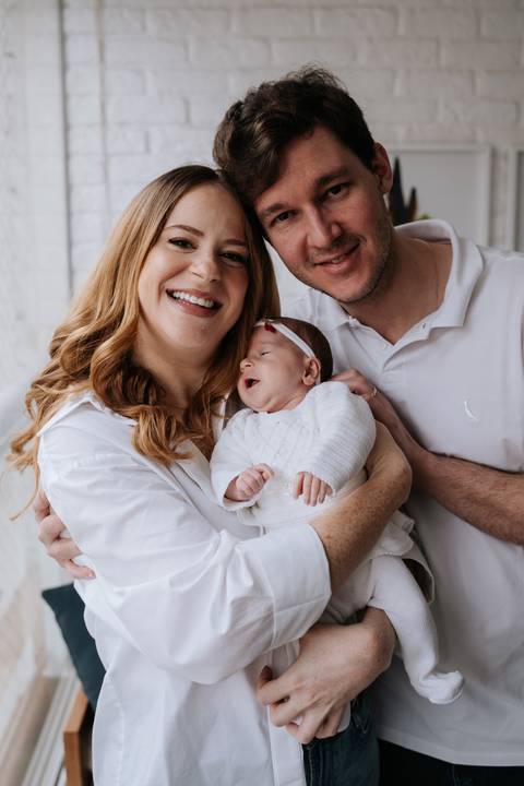Jessica e Fabrício aparecem abraçados com Maria Clara no colo, registrando a felicidade de estarem juntos nessa nova fase da família.'
