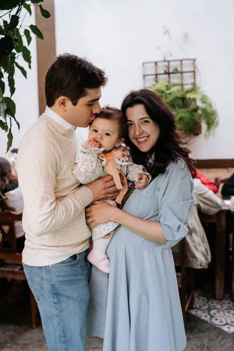 Mariana e Pedro Henrique posam com Madalena no colo, registrando a alegria de celebrar o primeiro ano da filha.'