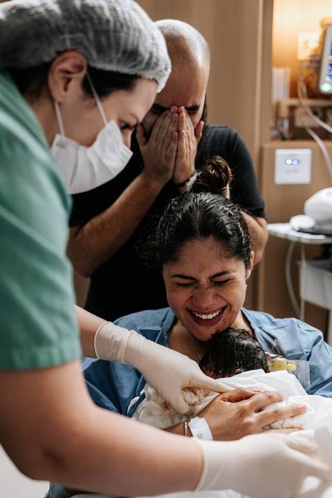 Mamãe Yasmin sorrindo durante o trabalho de parto na maternidade Einstein.'