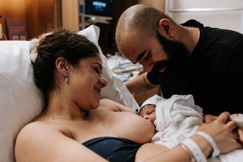 Yasmin e Bruno contemplam Julieta juntos após o nascimento.'