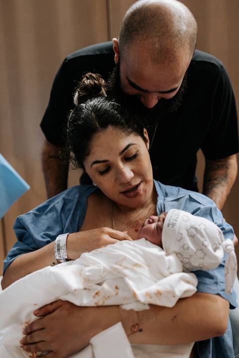 Yasmin recebe Julieta nos braços logo após o nascimento, emocionada com o primeiro encontro.'