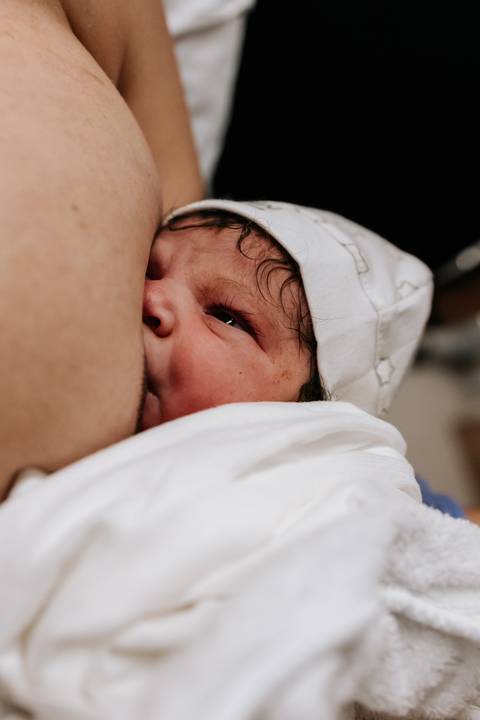 Julieta mama pela primeira vez, em um momento de conexão com a mamãe Yasmin.'