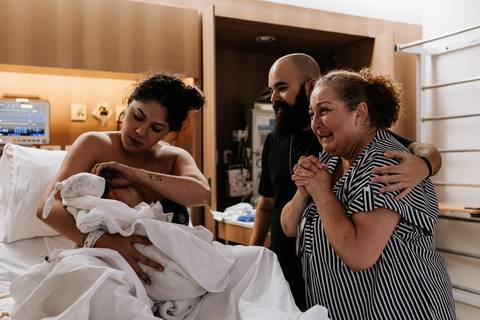 Família celebra emocionada a chegada de Julieta na maternidade.'