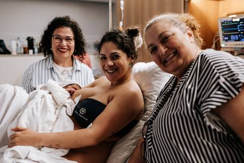 Yasmin e sua família posam felizes com Julieta nos braços, celebrando sua chegada.'