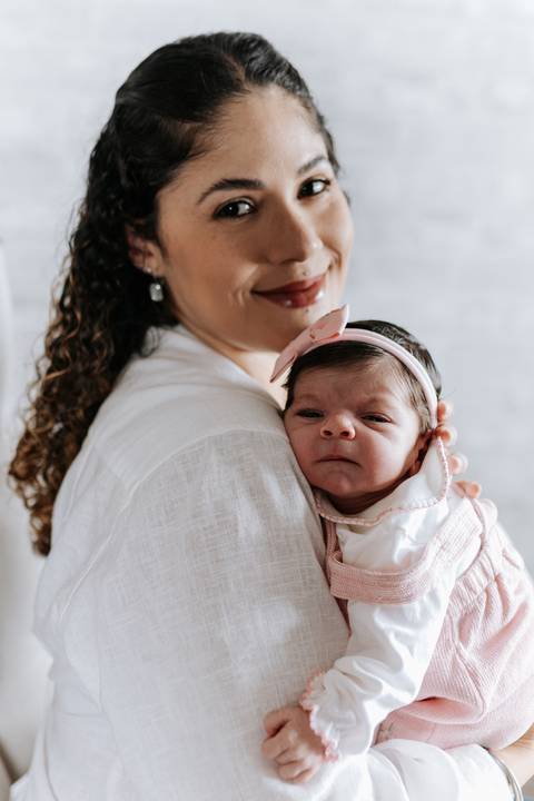 Julieta no colo da mamãe, em um registro delicado de seus primeiros dias.'