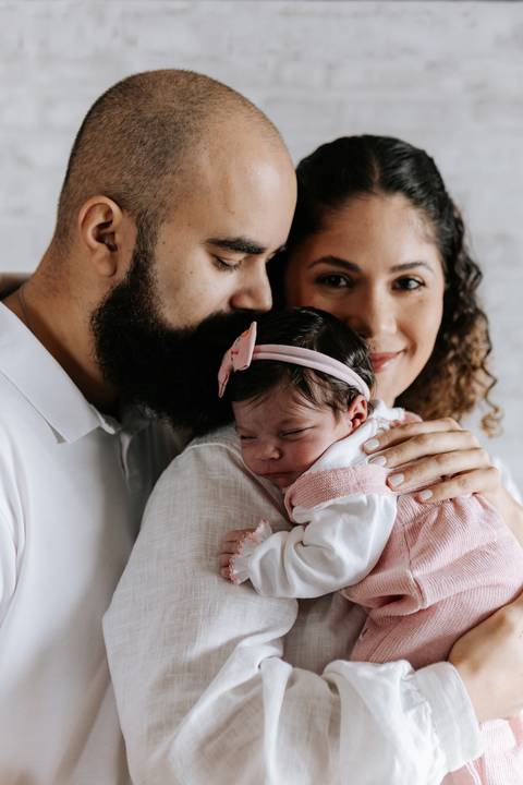 Mamãe e papai admirando Julieta durante o ensaio em casa.'