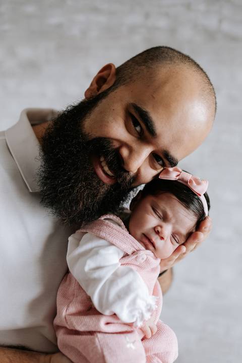 Papai dando carinho à pequena Julieta em seus primeiros dias.'
