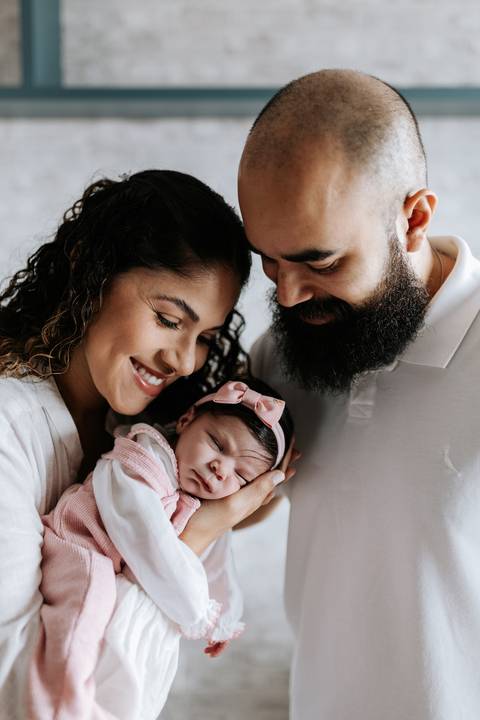 Mamãe e papai admirando Julieta de pertinho durante os primeiros dias em casa.'
