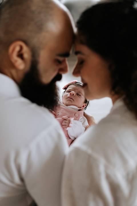Mamãe e papai dando um beijo carinhoso em Julieta.'