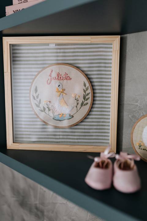 Quadro decorativo com o nome Julieta, parte dos detalhes do cantinho da bebê.'