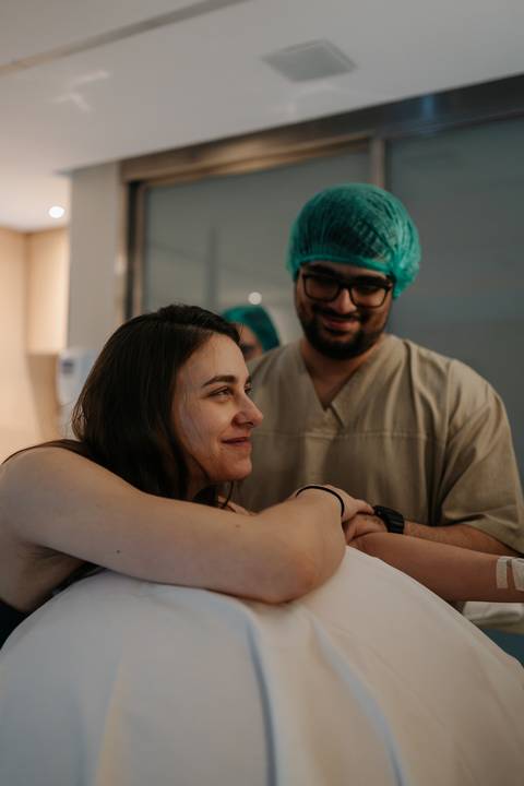 Samuel ao lado de Ana Carolina, oferecendo apoio e carinho durante a espera por Ana Clara.'