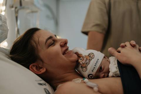 Ana Carolina segurando Ana Clara nos braços, emocionada ao conhecer a filha.'