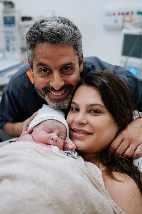 Retrato sorridente da nova família — José Carlos, Marina e José Joaquim.'