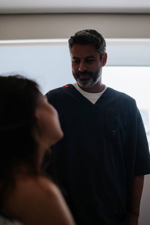 Marina olhando com carinho para José Carlos antes do início do parto.'