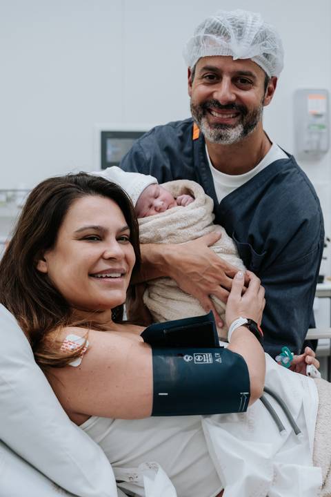 Marina radiante com José Joaquim nos braços acompanhada por José Carlos.'