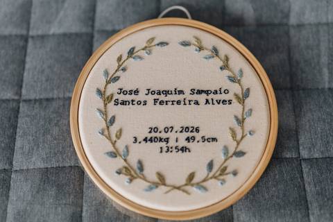 Bastidor bordado decorativo com nome, data, peso e horário de nascimento de José Joaquim.'