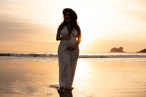 ensaio gestante na praia em santos'