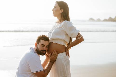 ensaio gestante na praia nascer do sol
'