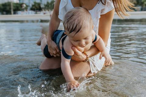 ensaio de bebê na praia em santos
'