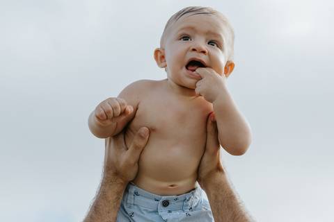 ensaio de bebê na praia em santos
'