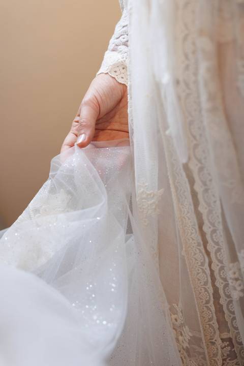 Detalhes do vestido de noiva registrados durante o making of em Manaus.'