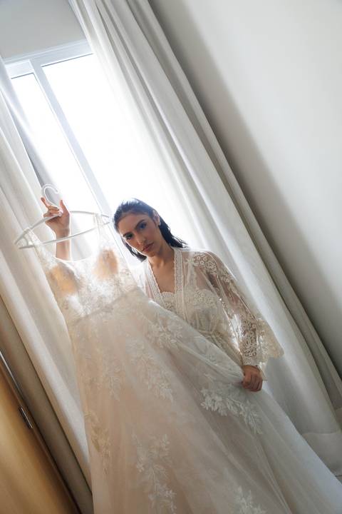 Detalhes do vestido de noiva registrados durante o making of em Manaus.'