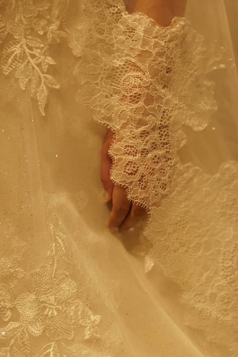 Detalhes do vestido de noiva registrados durante o making of em Manaus.'