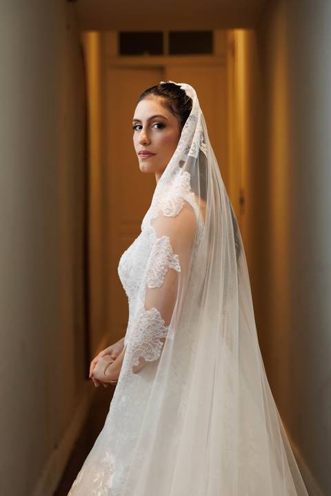 Retrato elegante da noiva durante o making of em Manaus.'